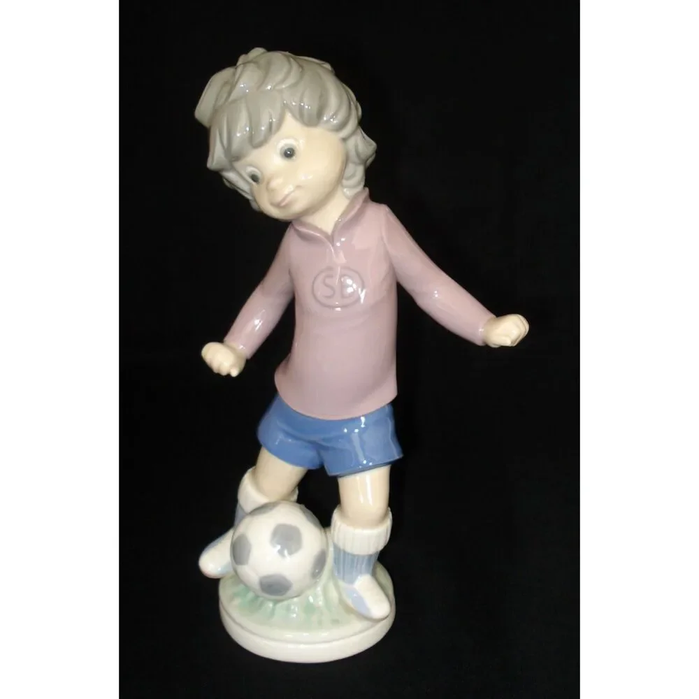LLADRO Sports Billy Football Player Porcelain Figurine # 5135 Retired 1983 Mint